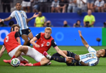 En un durísimo partido, Argentina ganó 2-0 y aseguró su pase de ronda en el Mundial